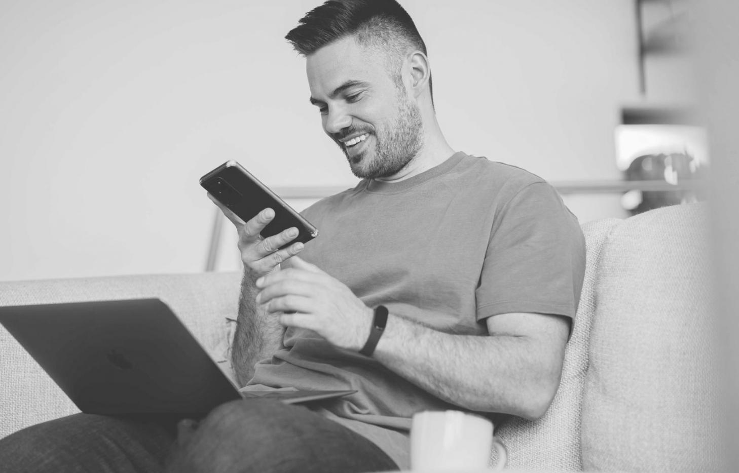 Gruppo di professionisti dell'acconciatura che collaborano durante una sessione pratica